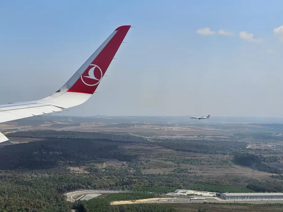 Pendaratan paralel Turkish Airlines