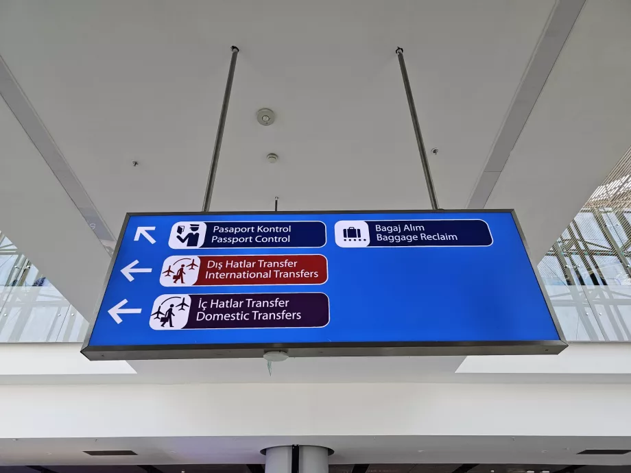 Papan nama di Bandara Istanbul