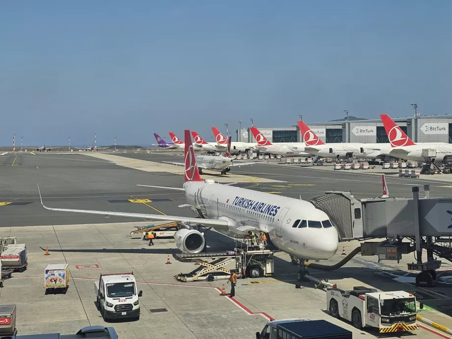 Pesawat Turkish Airlines di Bandara Istanbul