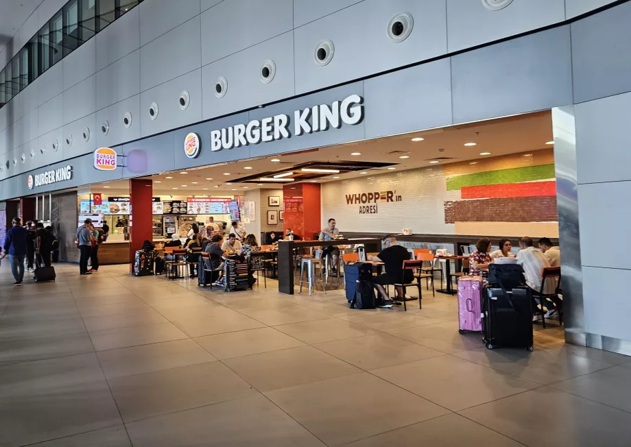 Buger King di aula kedatangan, area publik