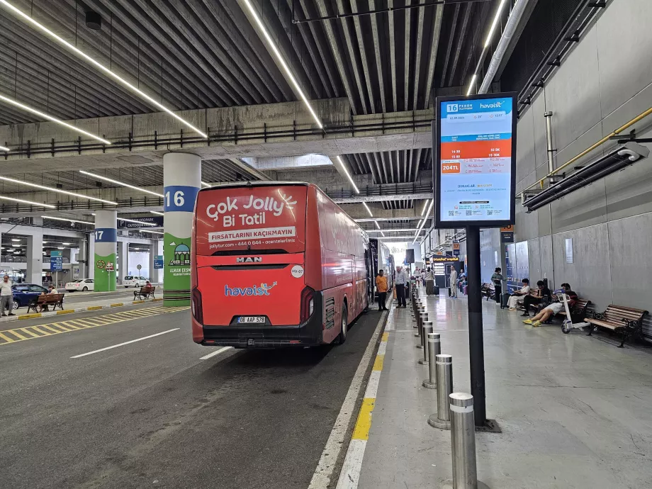 Halte bus di bandara - jalur ke arah Taksim (tengah)