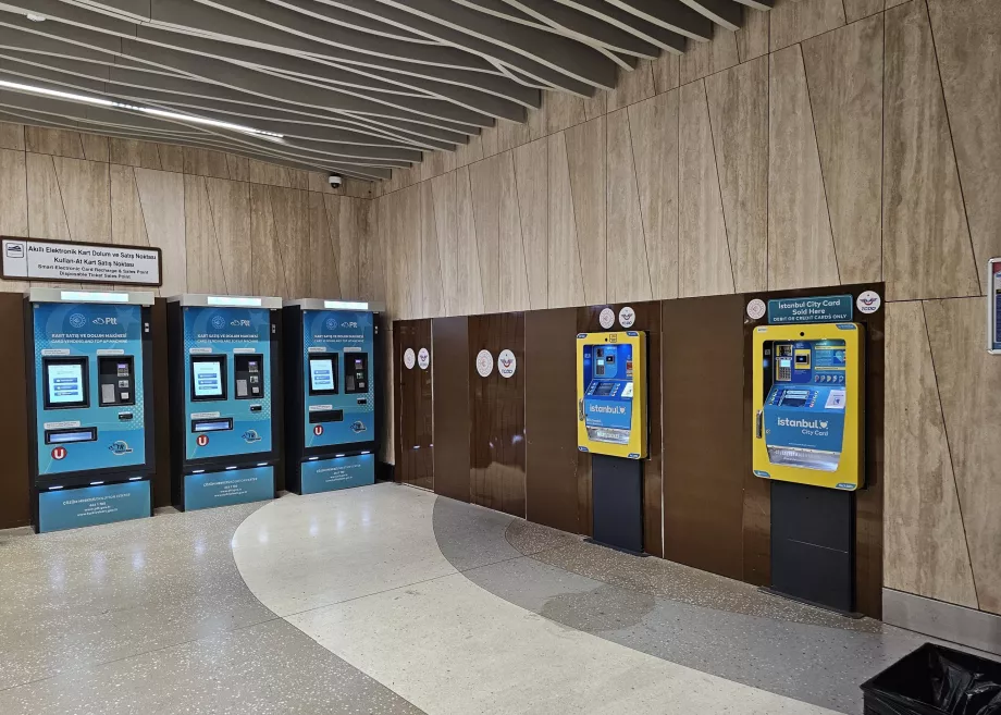 Mesin tiket di metro. Kuning untuk Istanbulkart, biru untuk kartu PTT