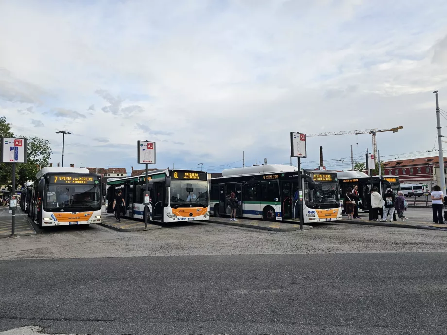 Halte bus di Piazzale Roma