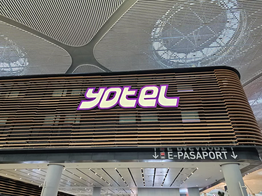 Yotel, bagian publik