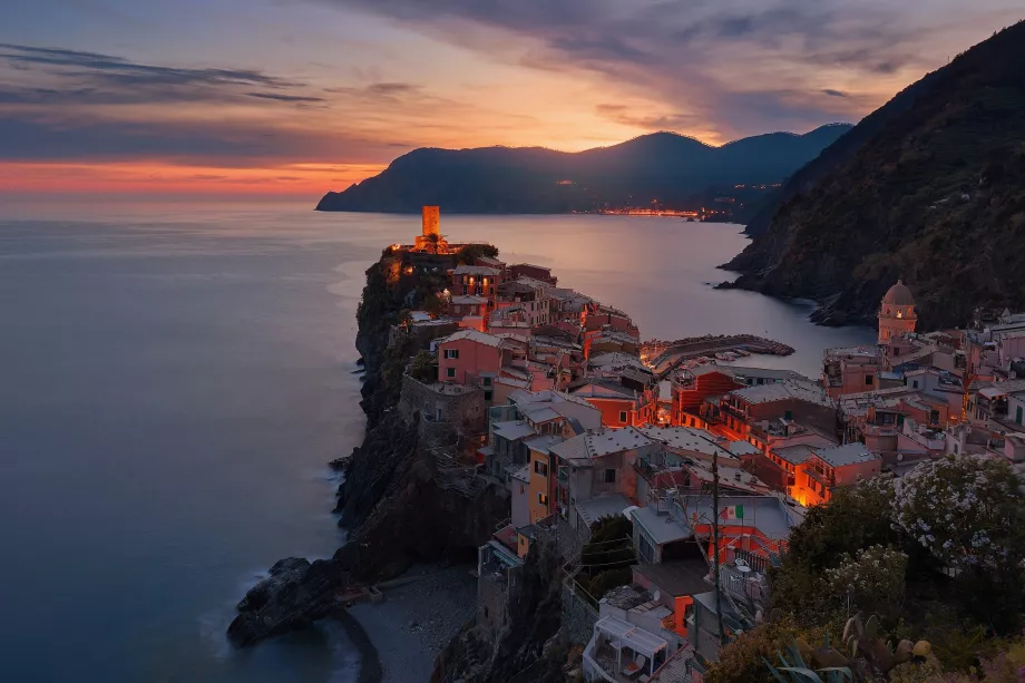 Vernazza malam hari dari menara pengawas