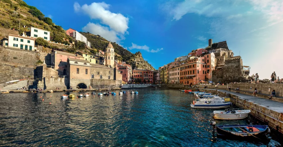 Vernazza dari pelabuhan