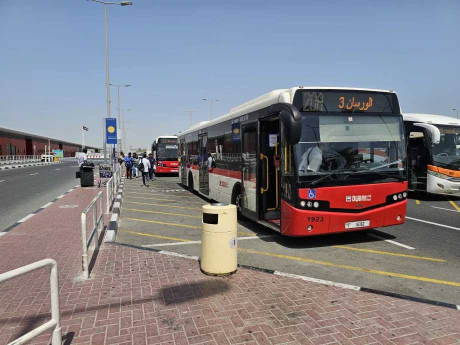 Halte bus di depan Terminal 2