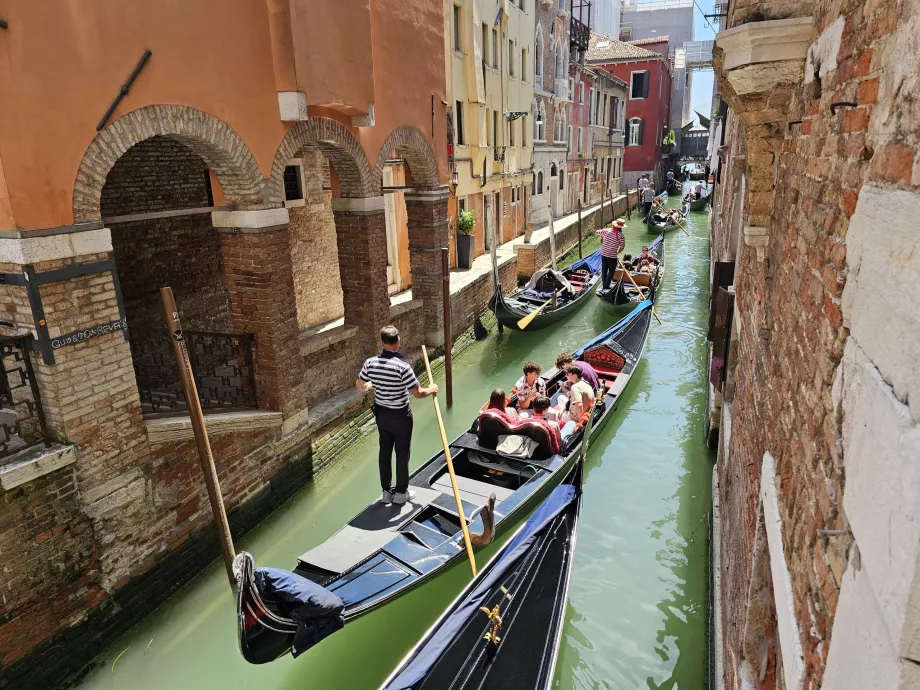 Gondola di Kanal Rio de Vin