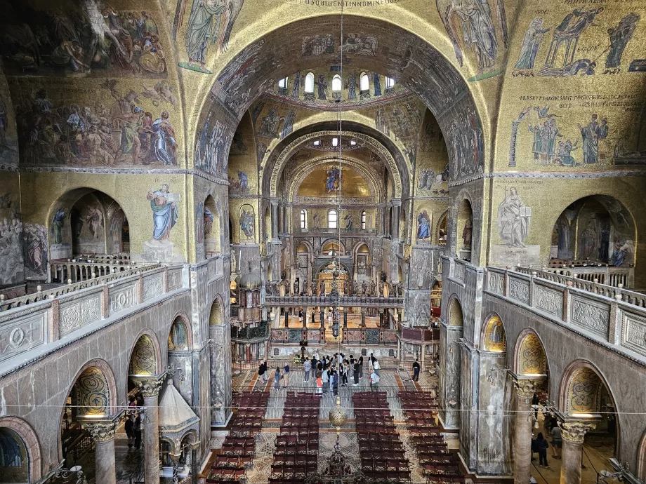 Pemandangan basilika dari galeri