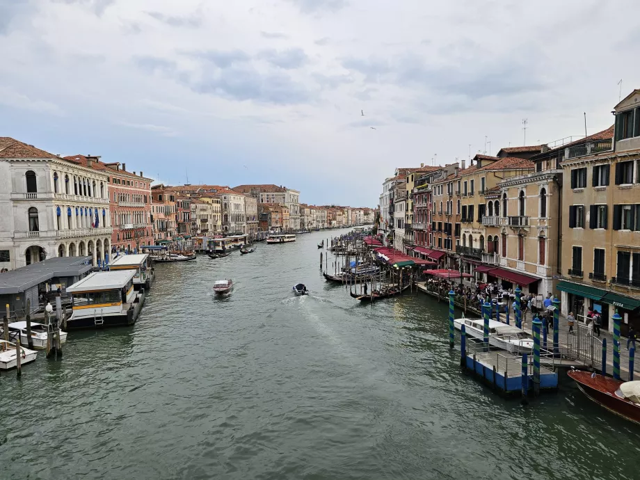 Pemandangan dari Jembatan Rialto di Grand Canal