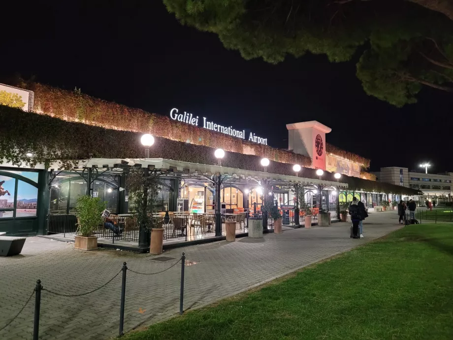 kedatangan melalui bandara Pisa