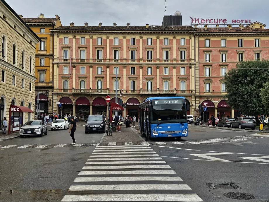 Bus 81, 91, 35 dan 39 berhenti di depan Bologna Centrale