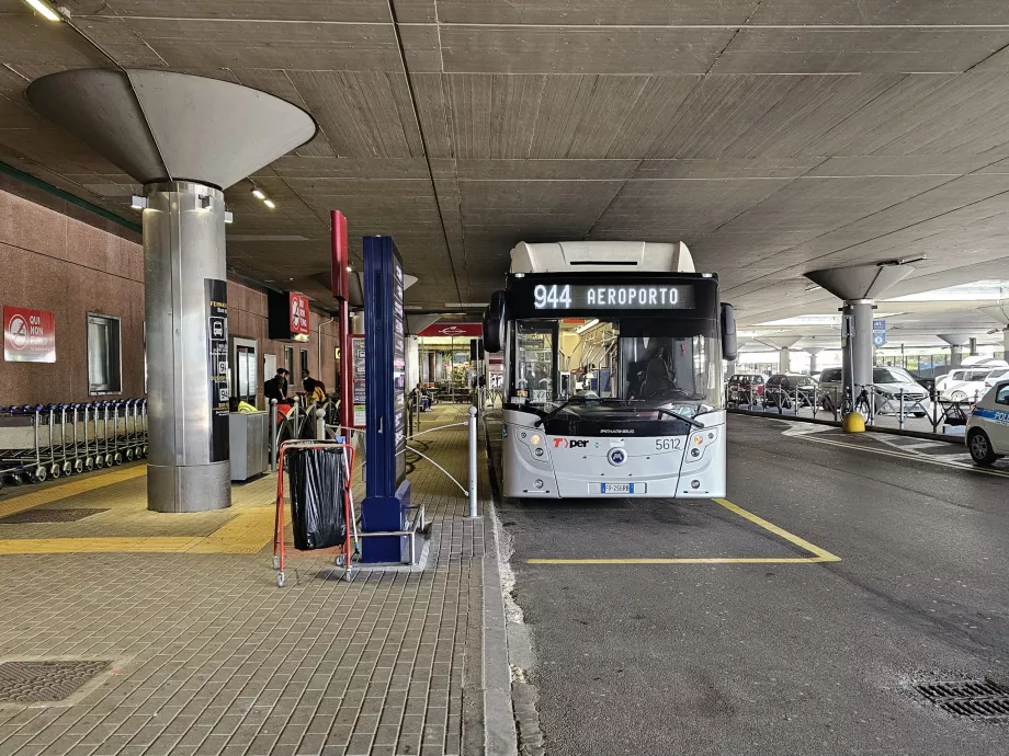 Halte bus 944 di bandara