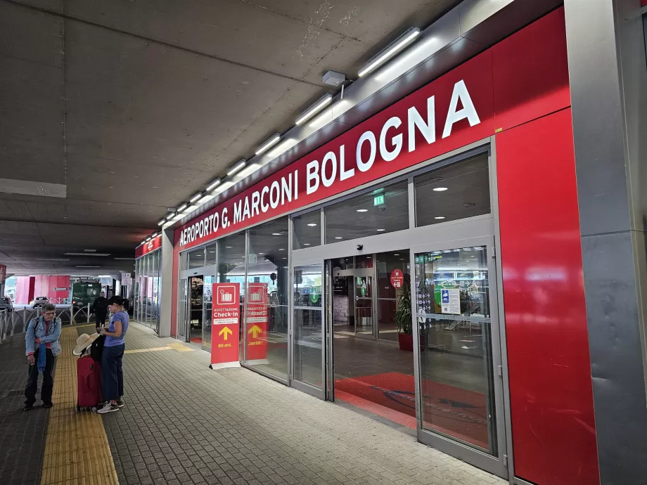 kedatangan melalui bandara Bologna