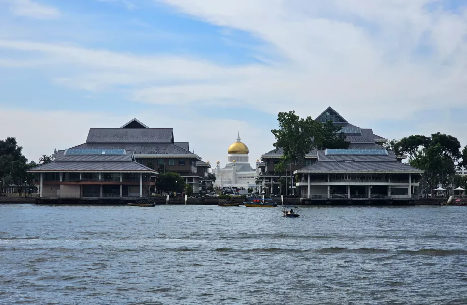 Pemandangan Masjid Omar Ali Saifuddien dari Kampong Ayer