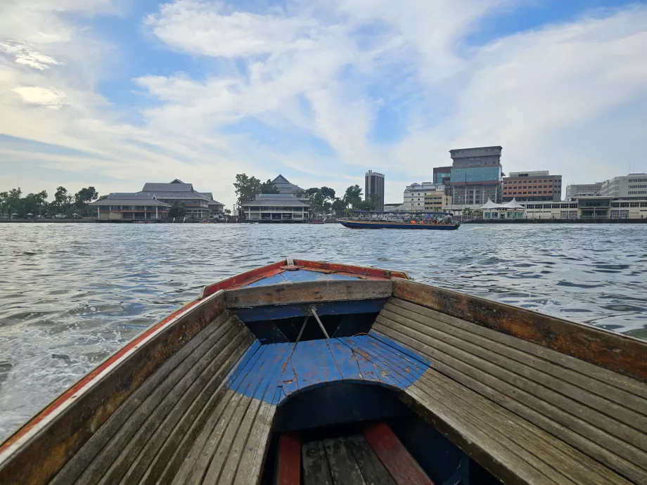 Perjalanan dengan perahu dari Kampong Ayer