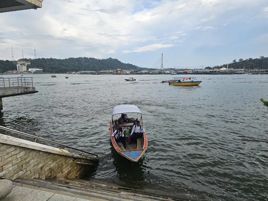 Feri ke Kampong Ayer