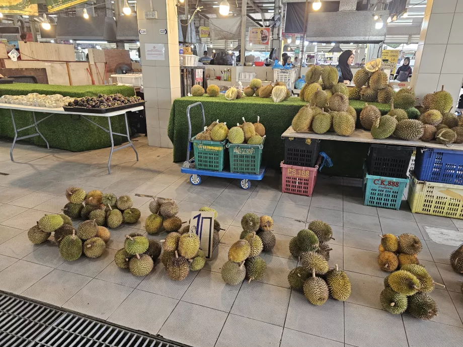 Durian di pasar malam Gadong