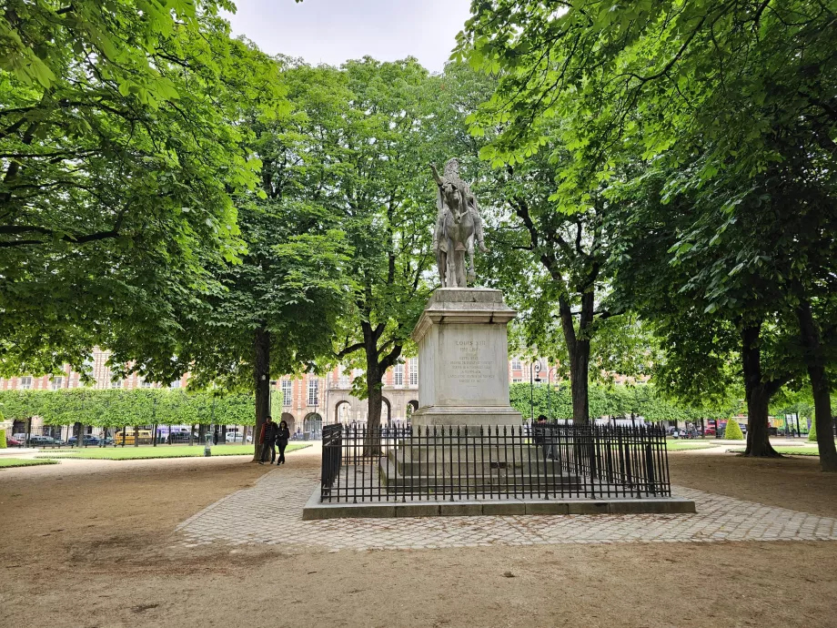 Patung berkuda, Place des Vosges