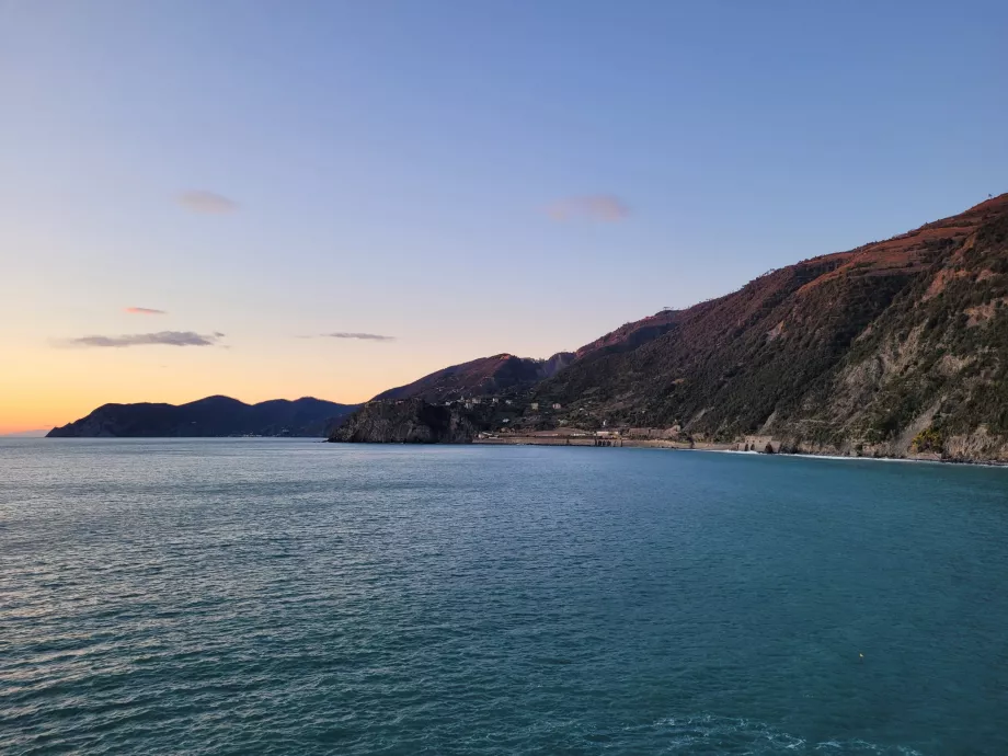 Pemandangan pantai ke arah Corniglia