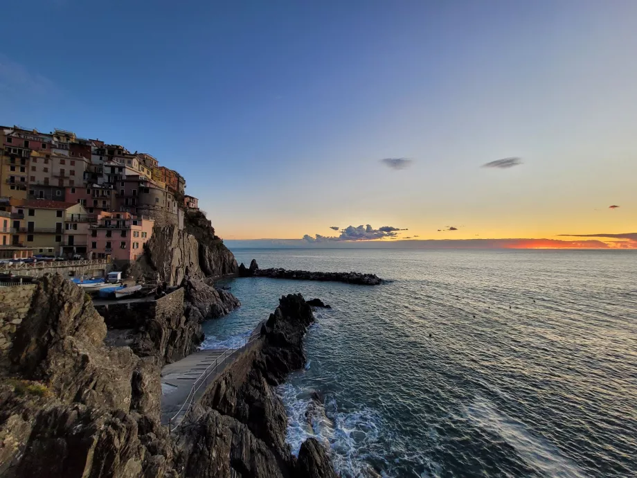 Matahari terbenam di atas Manarola