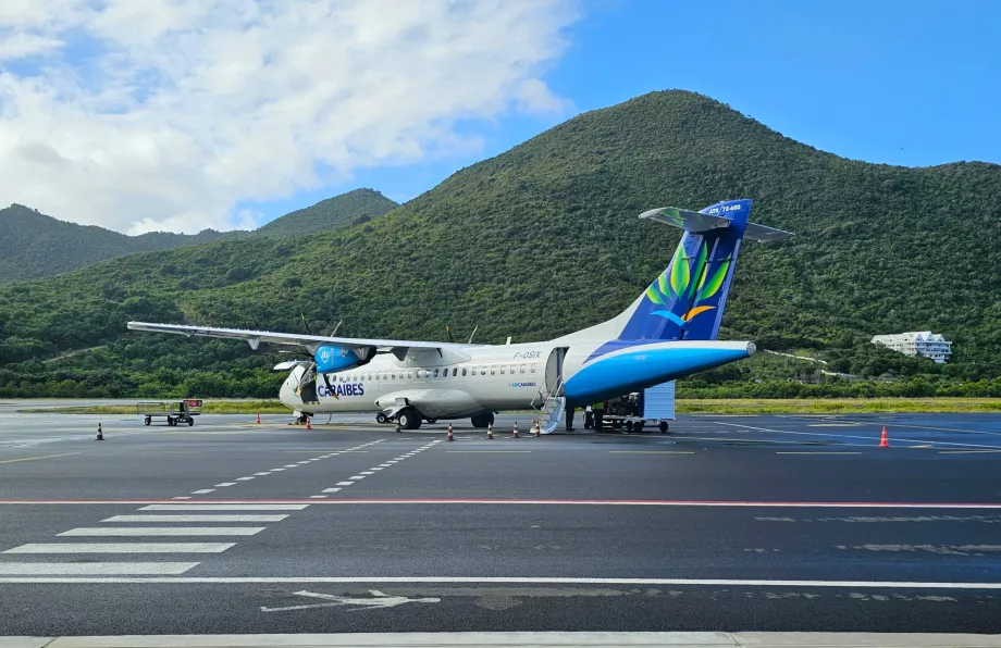 Pesawat ATR72 di bandara Saint Martin SFG