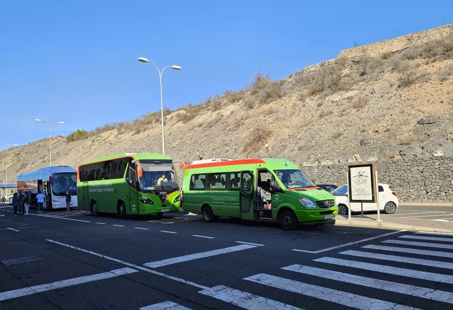 Bus angkutan umum berhenti di depan terminal