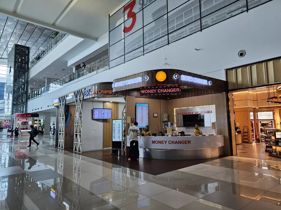 Penukaran mata uang di Terminal 3