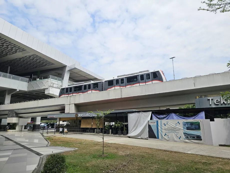 Kereta antar terminal dan ke stasiun kereta api