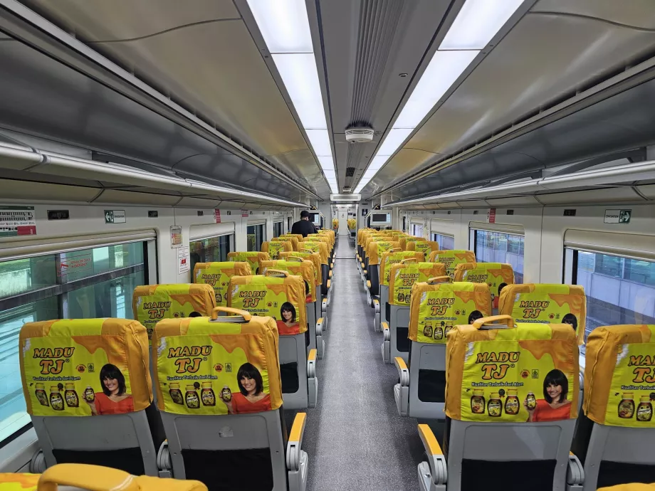 Interior kereta dari bandara ke pusat kota