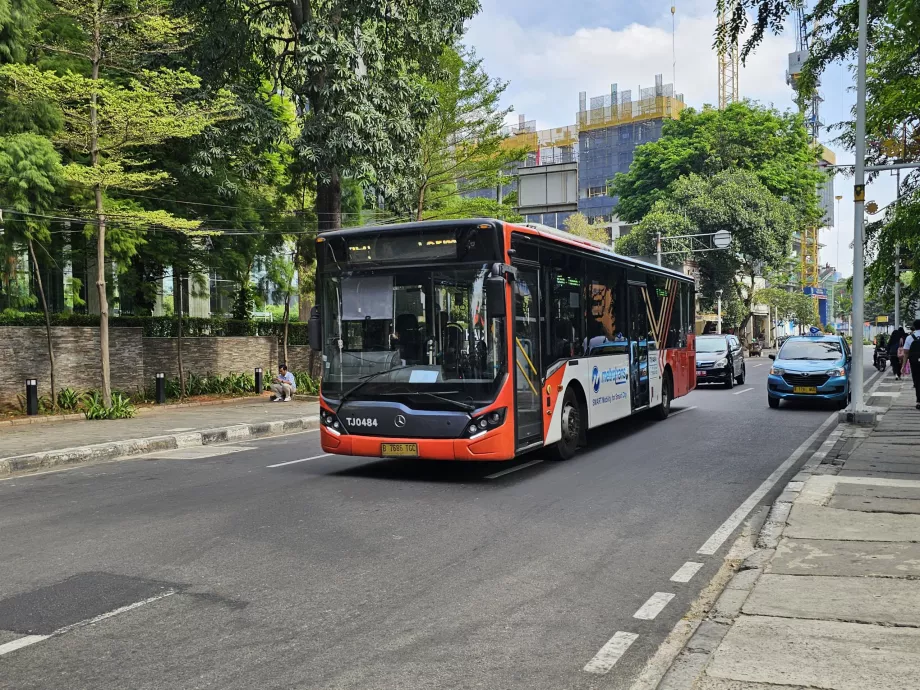 Bus merah dan putih yang lebih lambat