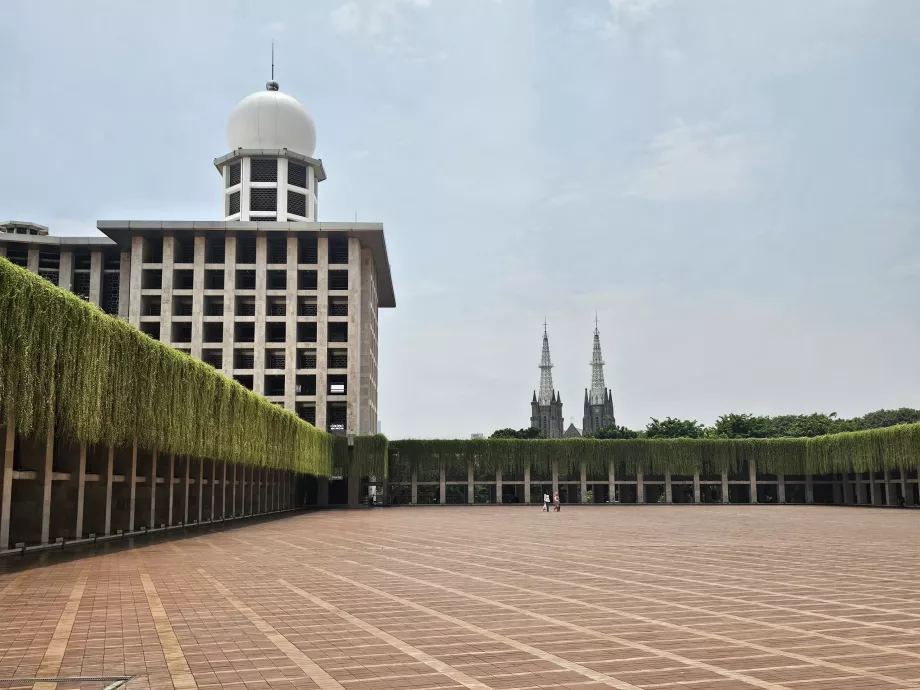 Masjid Istiqlal dengan latar belakang katedral