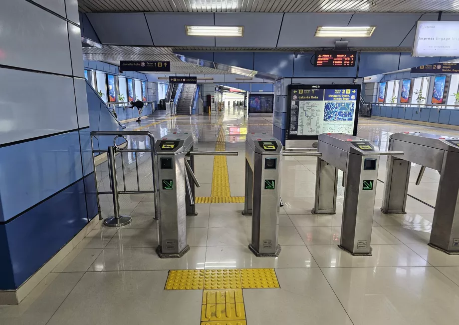 Pintu putar di stasiun kereta komuter