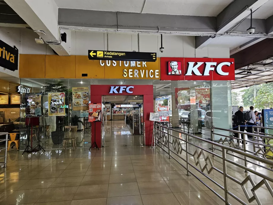 KFC di depan aula kedatangan