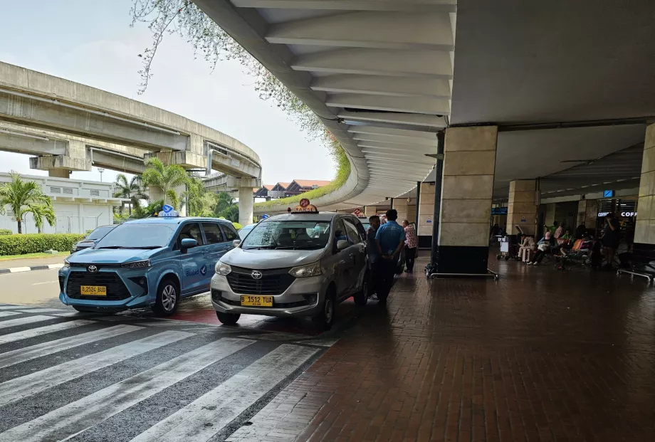 Taksi di depan Terminal 2