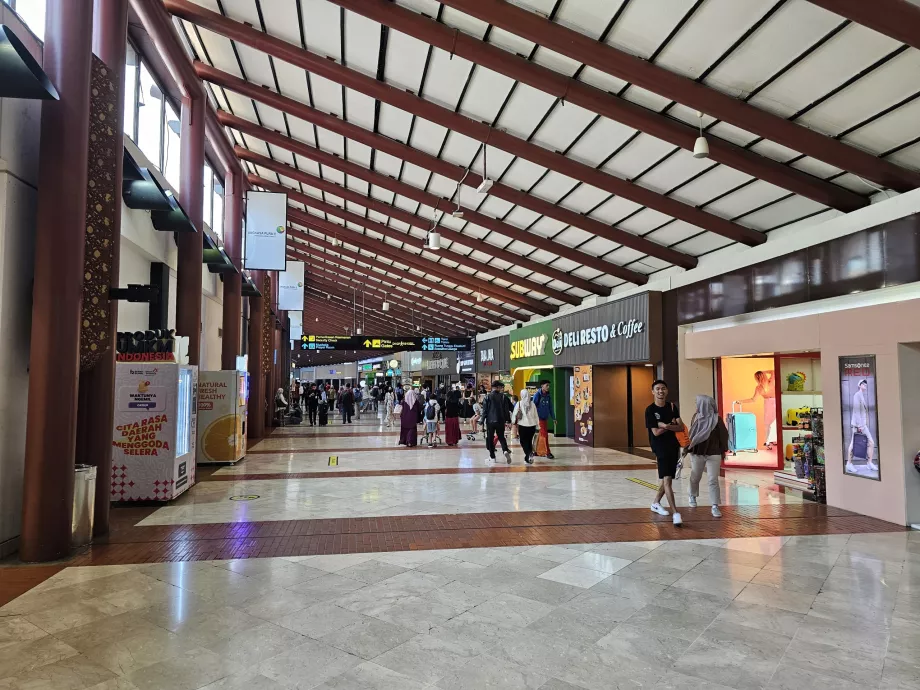 Restoran dan toko, Terminal 2