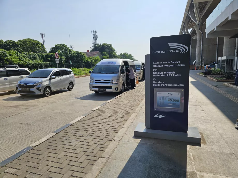 Halte bus bandara Halim di depan stasiun kereta cepat