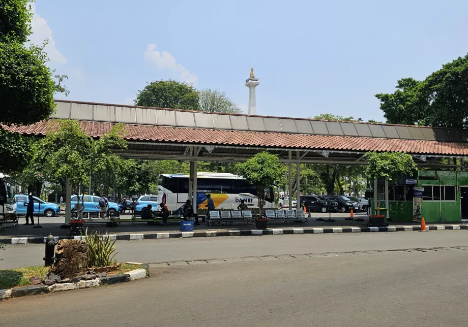 Halte bus DAMRI di dekat stasiun Gambir