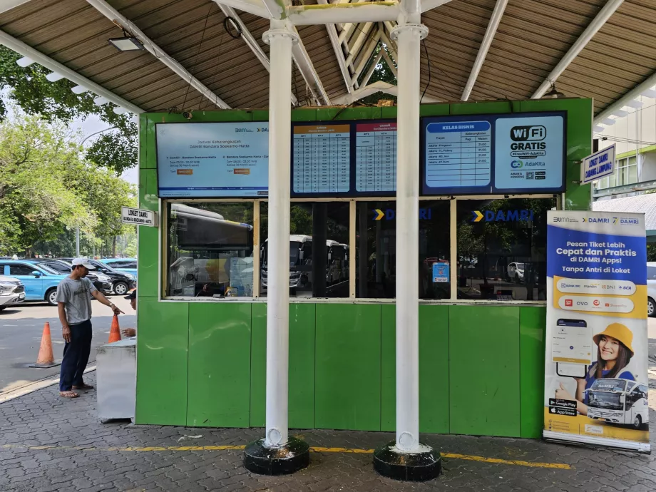 Meja kasir - halte bus di stasiun Gambir