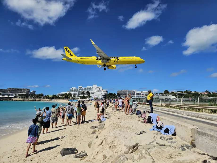 Kedatangan Spirit Airlines di atas Pantai Maho