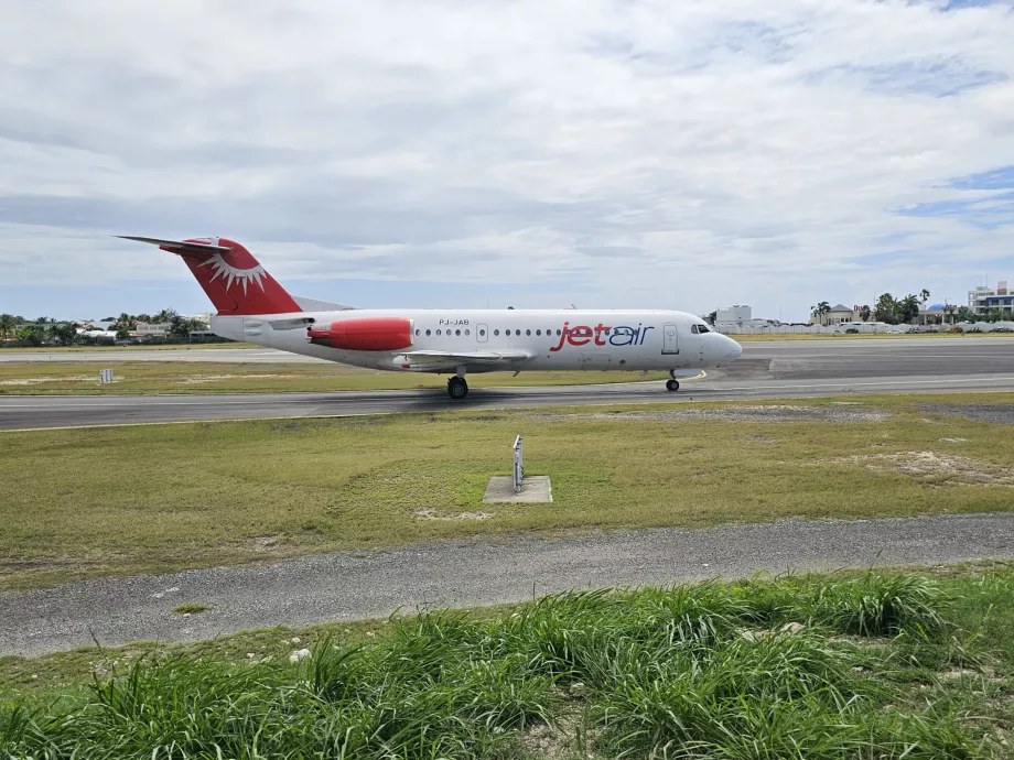 Fokker F70, bandara SXM