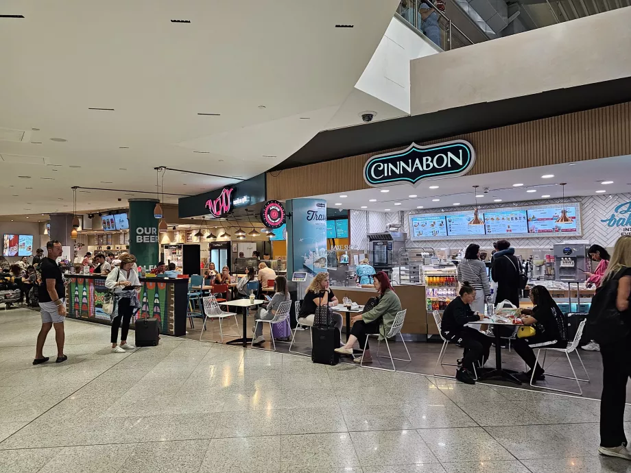 Cinnabon, area umum, check-in