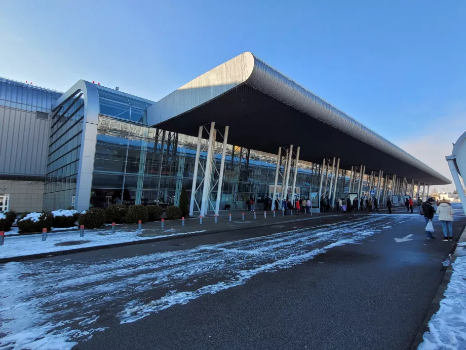 kedatangan melalui bandara Lviv