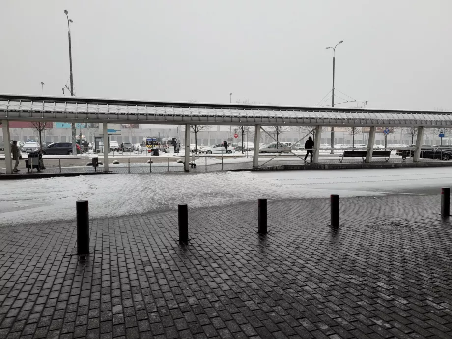 Pemandangan halte troli dari pintu keluar terminal (di bawah kanopi pertama)