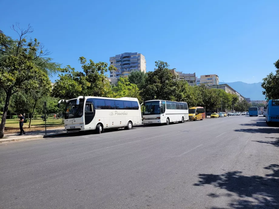 Bus ke bandara di sisi timur alun-alun