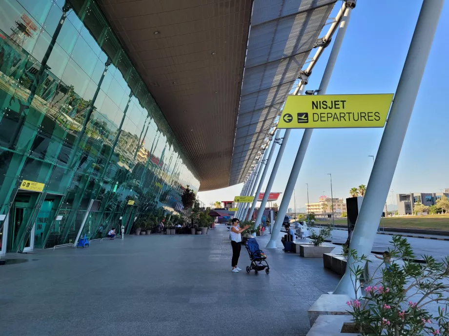 kedatangan melalui bandara Tirana