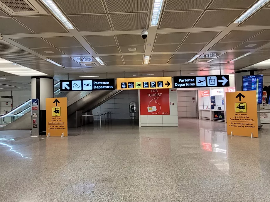 Koridor menuju kereta mengarah dari lantai 2 Terminal 3