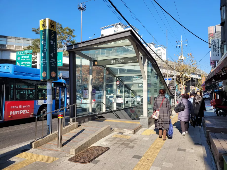 Subway entrance, Seoul