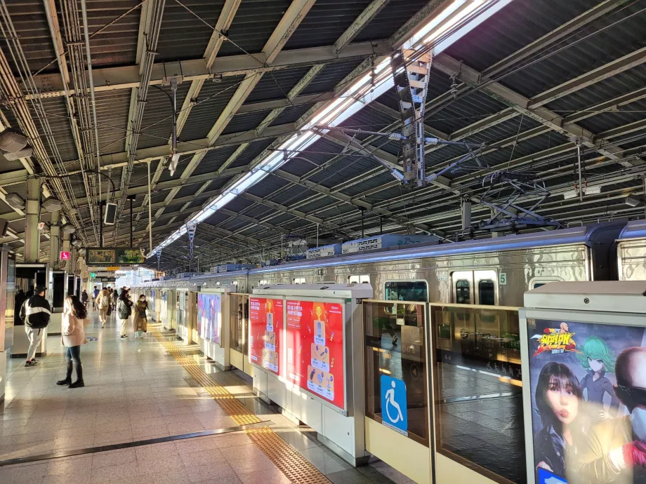 Platform at Seoul subway station, Seoul