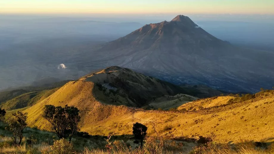 Pemandangan dari puncak Gunung Merbabu ke Gunung Merapi